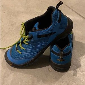 women’s blue keen trail hikers